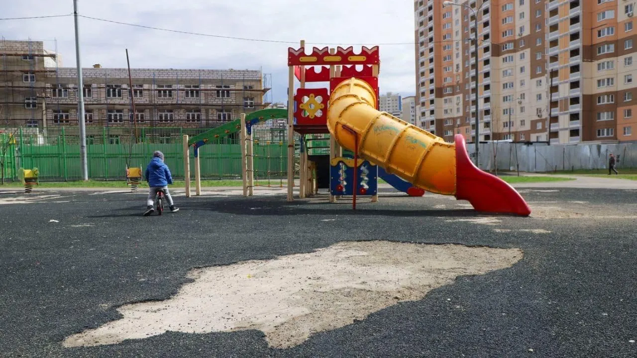 Резиновое покрытие заменят на нескольких детских площадках в микрорайоне Южный Домодедова