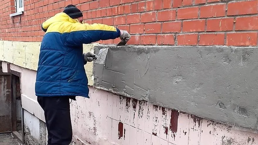 УК в Ступине восстановила и утеплила цоколь в нижних квартирах пятиэтажки на ул Горького