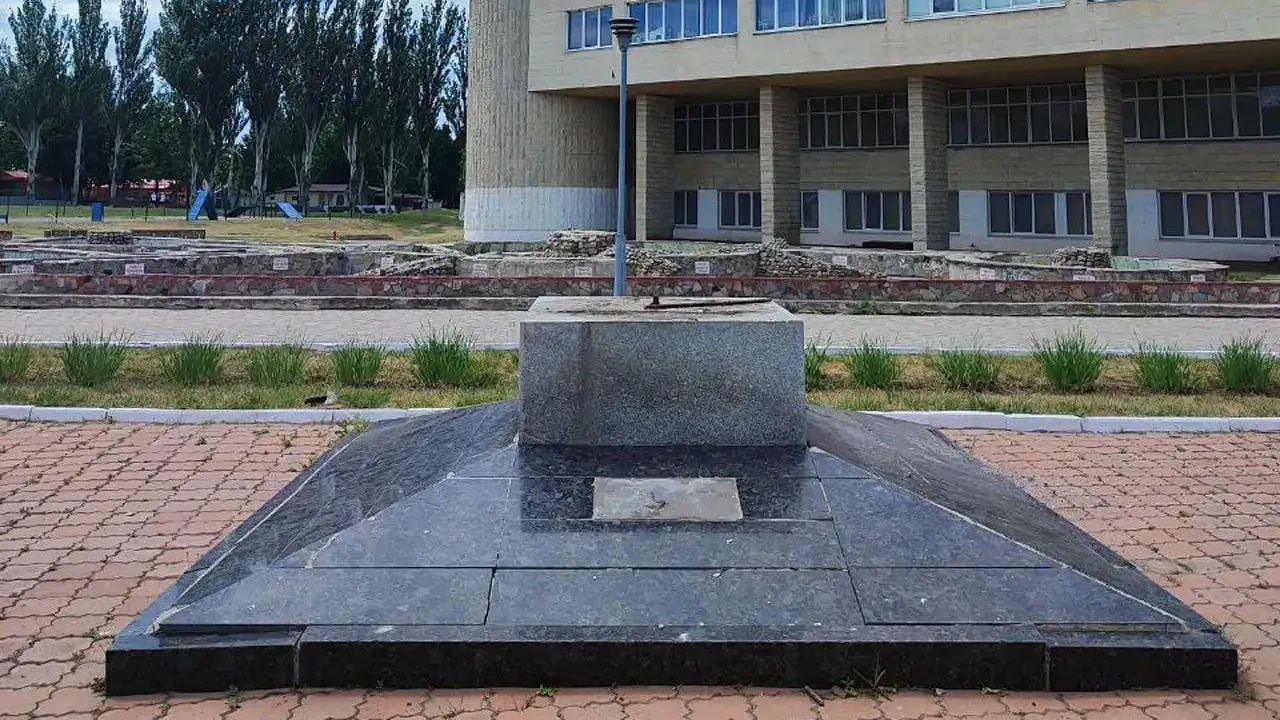 В Харькове снесли памятник Михаилу Ломоносову