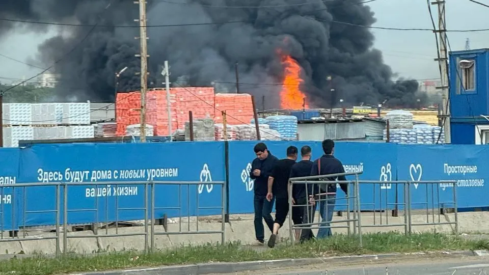 Пожар произошел на рынке стройматериалов западе столицы