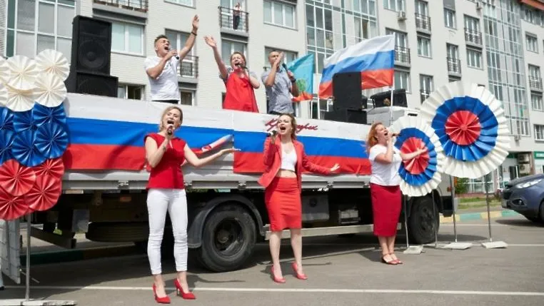 Артисты молодежного театра выступили в ЖК Красногорска в честь Дня России
