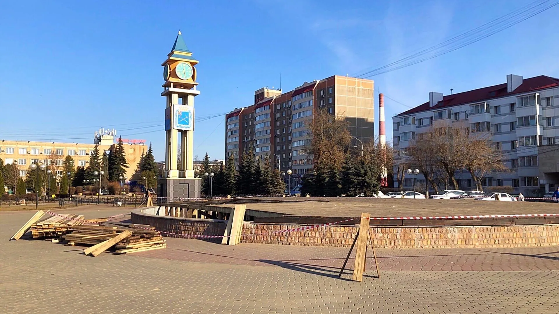 Рабочие приступили к демонтажу настила на фонтане в сквере Поколений в Подольске