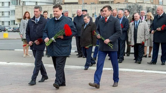 В Подольске возложили цветы к памятнику Ленину в честь годовщины со дня его рождения