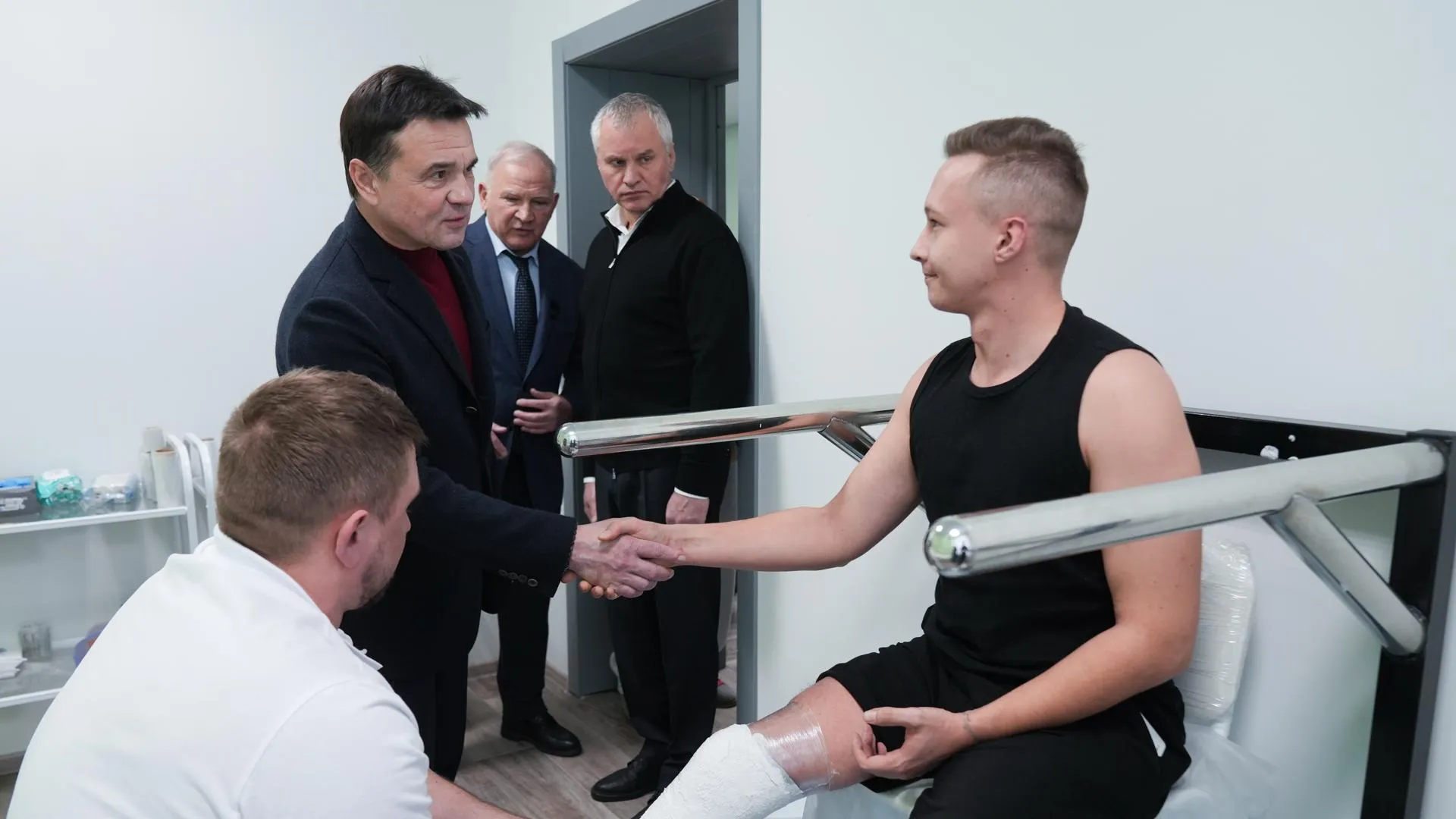 Воробьев поблагодарил сотрудников центра протезирования «Исток-Орто» за работу