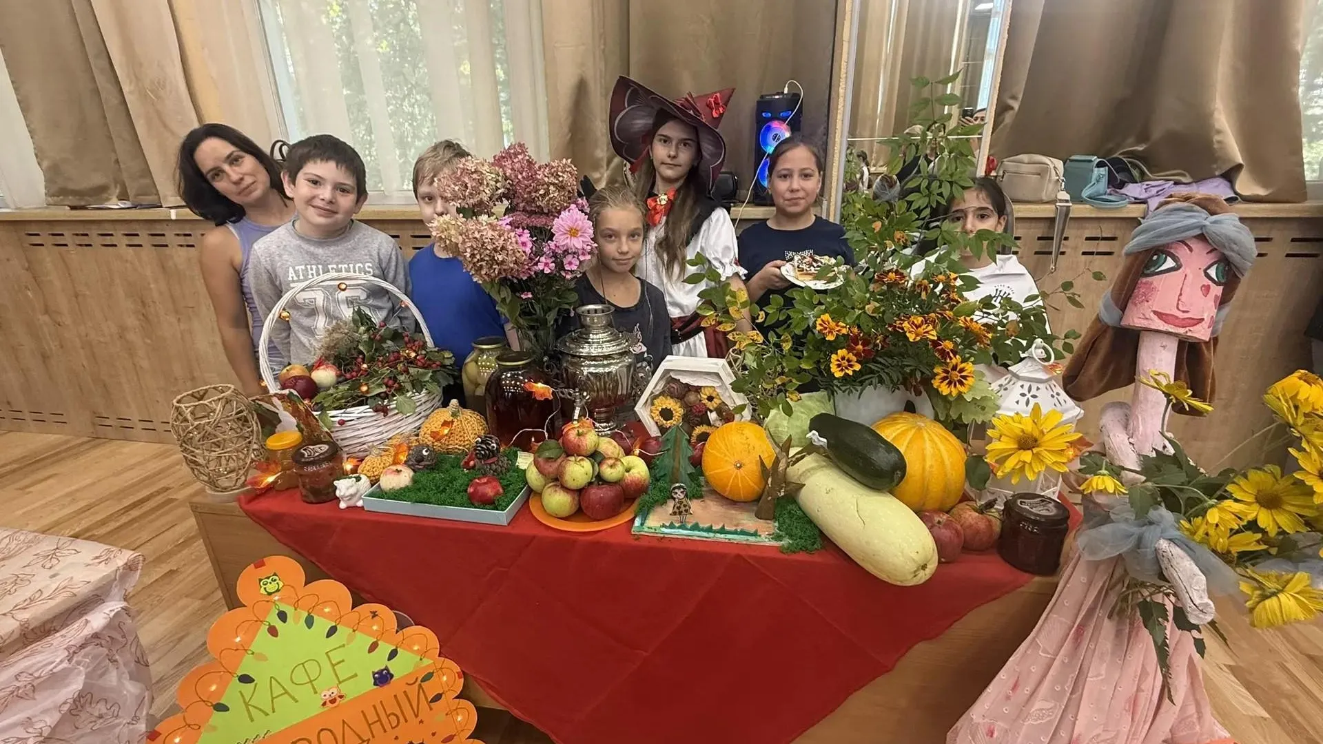 На избирательном участке в гимназии № 11 Королева организовали выставку-ярмарку