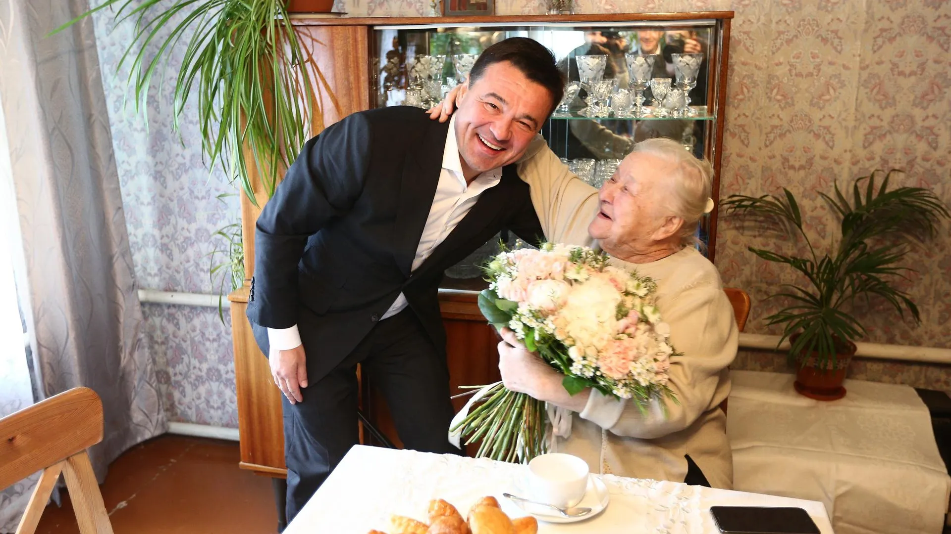 Андрей Воробьев поздравил ветерана труда Любовь Молчанову с 90‑летием