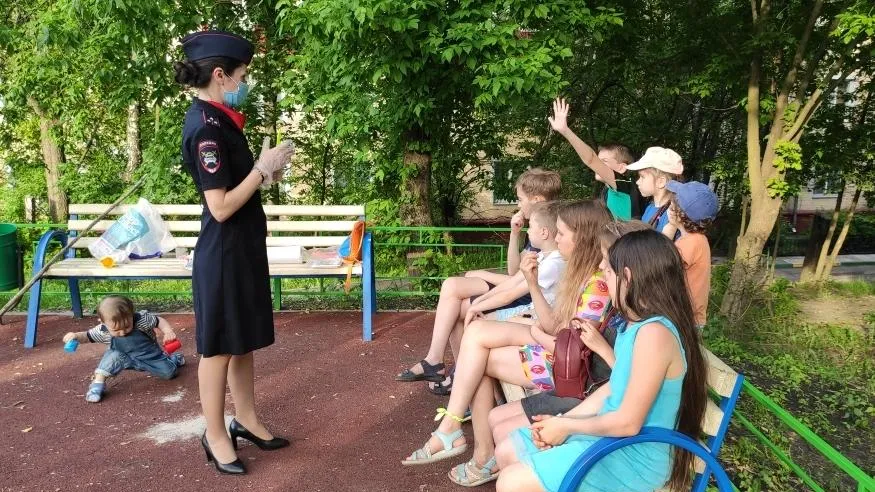 Госавтоинспекторы Подольска раздали детям световозвращатели