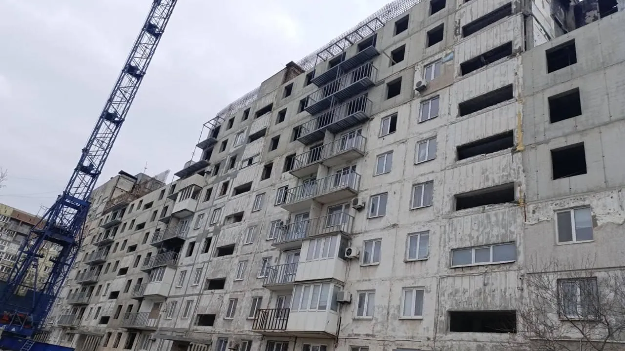 Специалисты Подмосковья продолжают восстановление девятиэтажного дома в Мариуполе