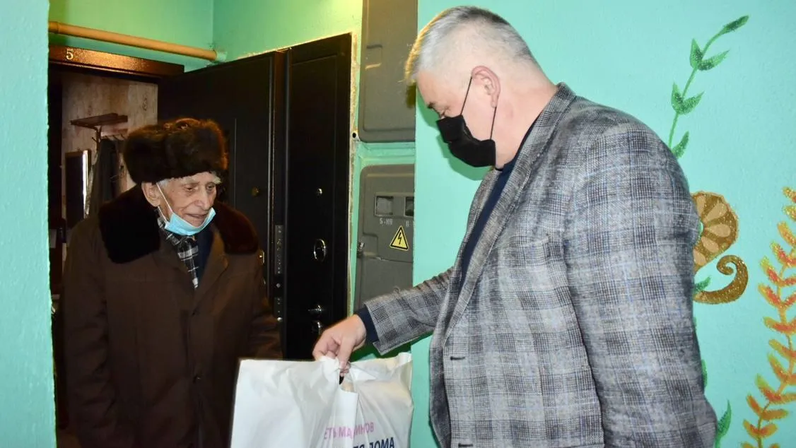 Новогодний продуктовый набор и плед вручили 100‑летнему ветерану ВОВ из Балашихи