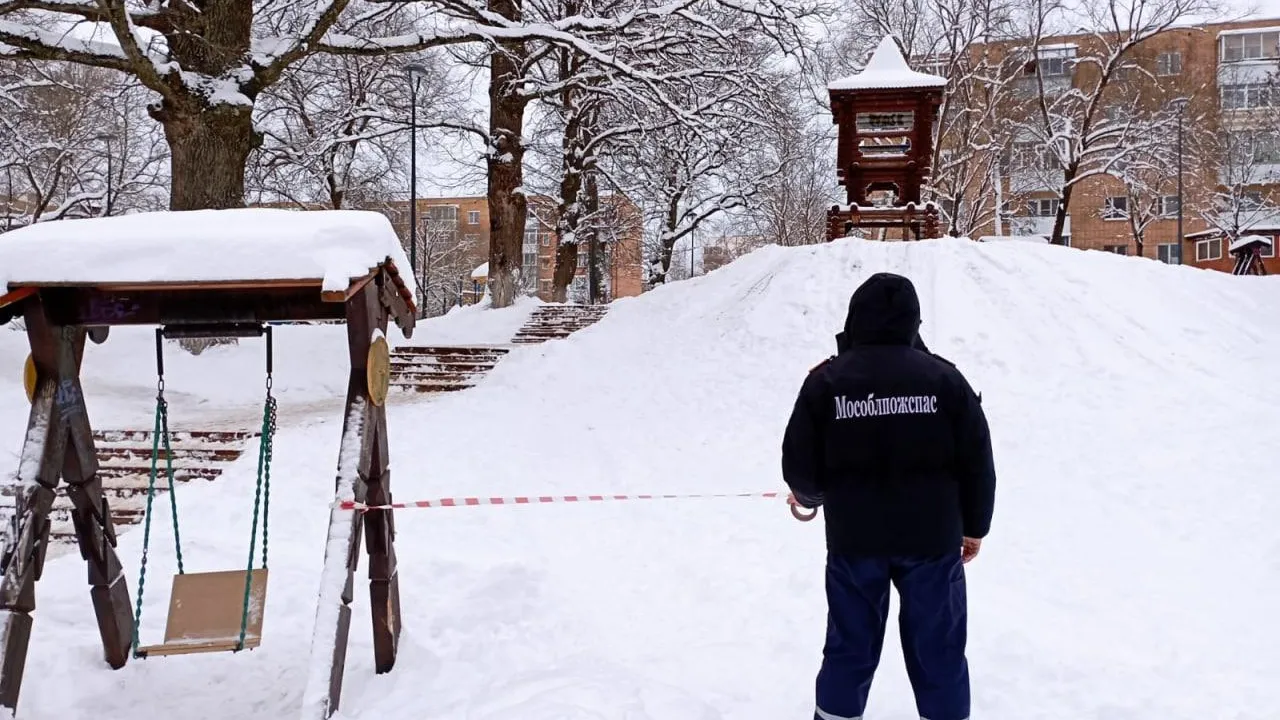 Спасатели Подмосковья просят родителей не оставлять детей одних во время катания на горках