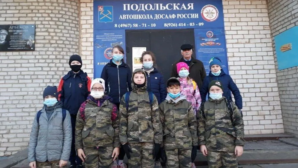Юнармейцы Подольска прошли тренировку на полосе препятствий автошколы ДОСААФ