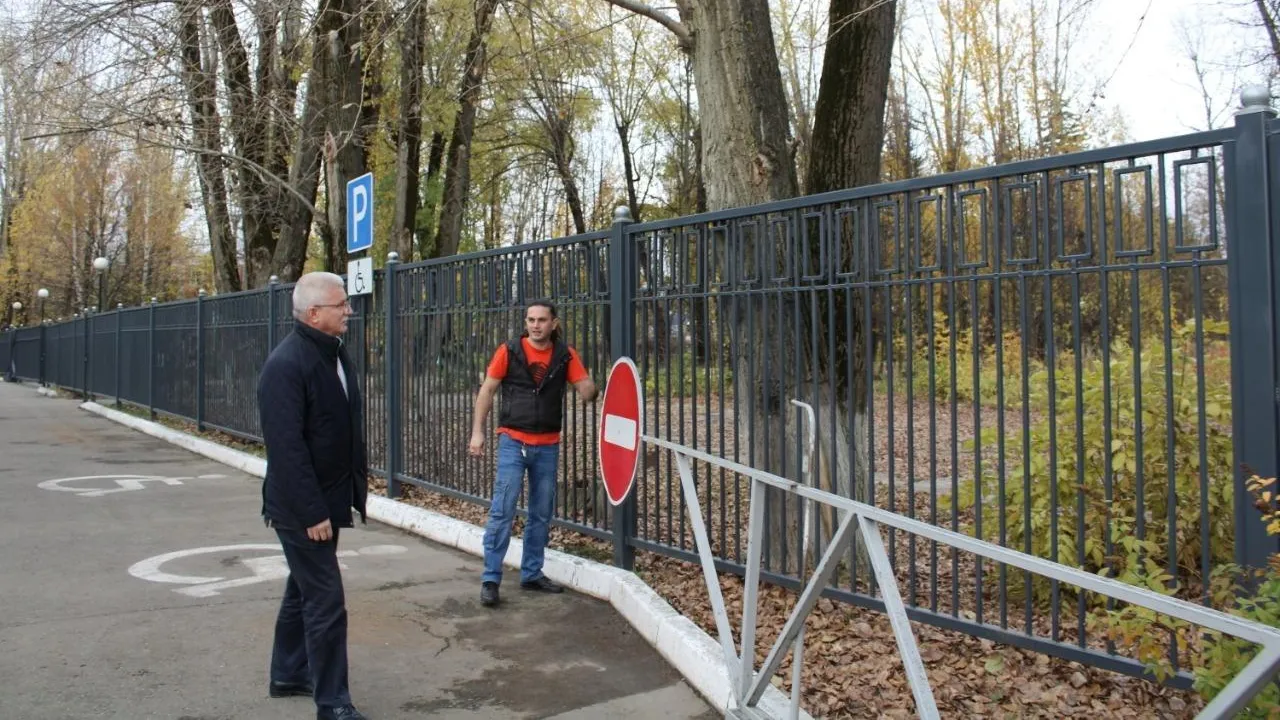 Вокруг ДК «Плещеево» в Подольске установили забор для предотвращения распития алкоголя