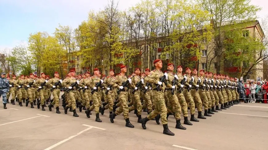 Военные из дивизии им Дзержинского промаршировали по Реутову в День Победы
