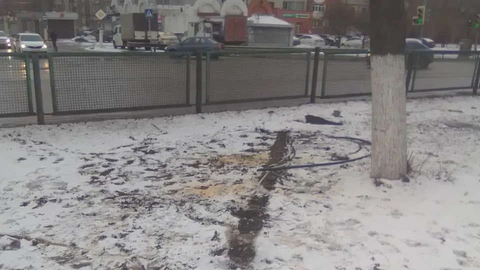 В Подольске убрали упавший столб на Рязановском шоссе после жалобы жителя
