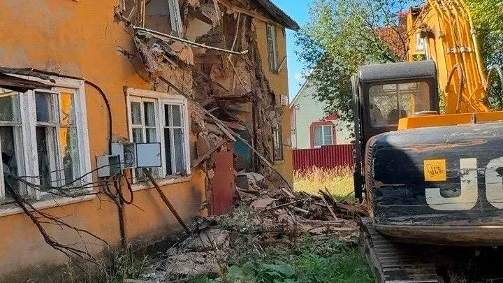 Аварийный жилой дом начали сносить в округе Солнечногорск