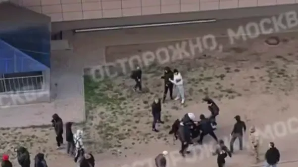 Били по голове ногами: толпа диких подростков почти разорвала мужчину в Балашихе