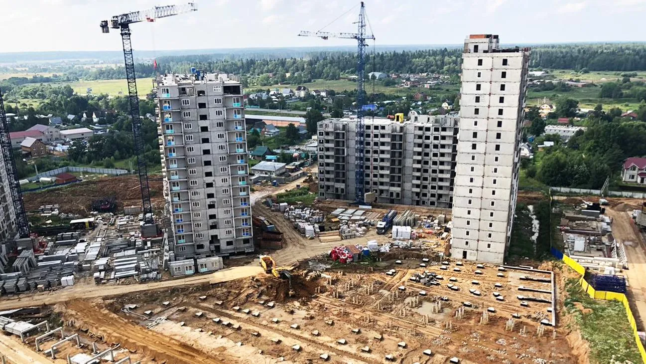 Строительство домов с детским садом и паркингом в Солнечногорском районе идет по графику