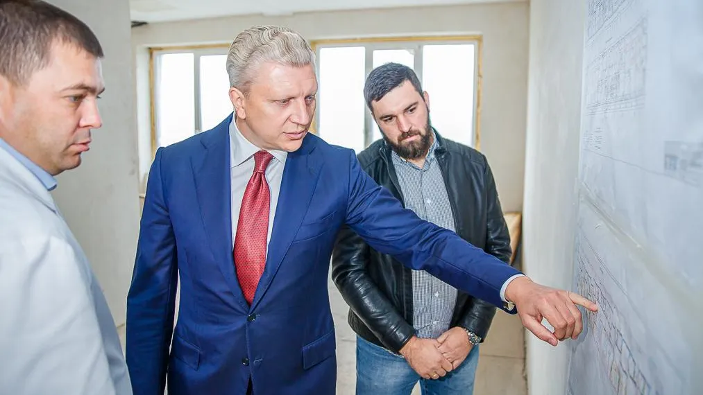 Глава Одинцовского округа проверил ремонт в клиническом центре Звенигорода