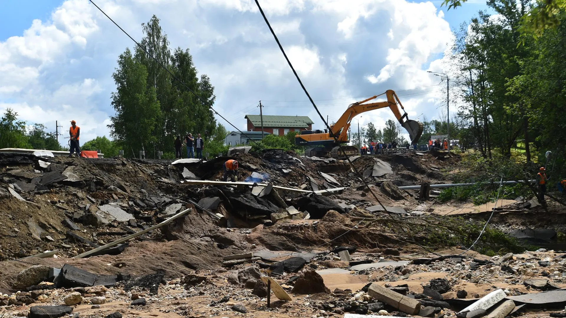 Засоренная труба могла стать причиной подтопления дороги в Рузском округе