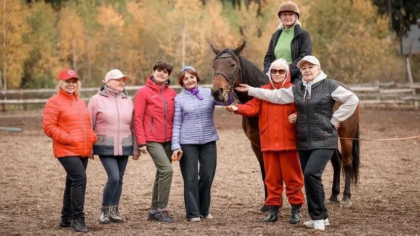 Долголетов в Королеве начали обучать катанию на лошадях