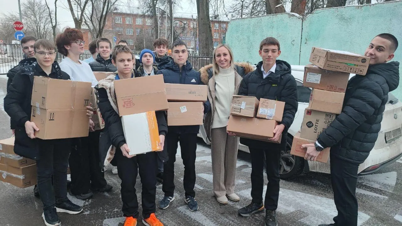 Студенты колледжа «Подмосковье» собрали новогодние посылки для бойцов СВО