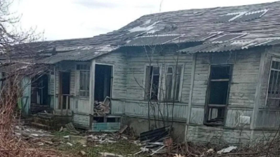 В Волоколамске снесли аварийный деревянный дом