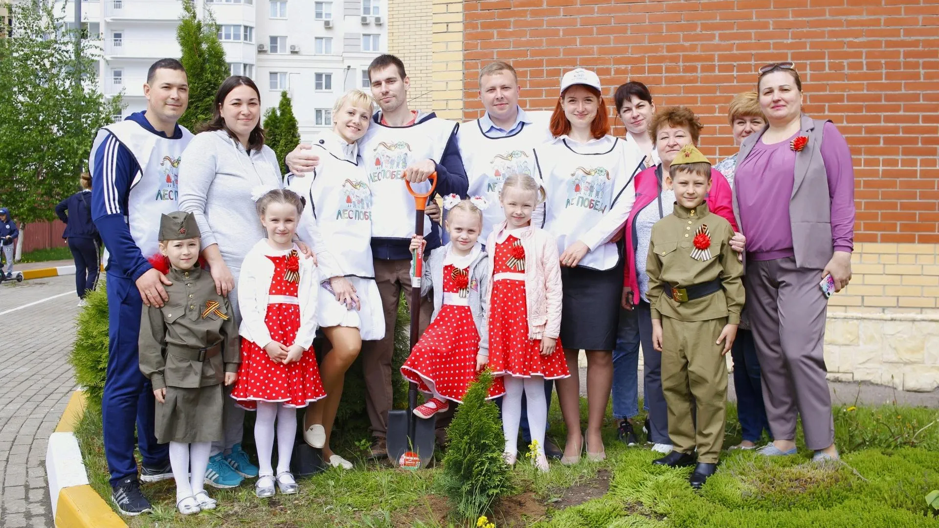 В детсаду микрорайона Авиаторов Балашихи посадили деревья в ходе акции «Лес Победы»