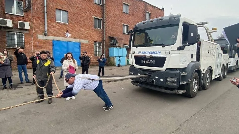 Сергей Агаджанян готовит силовой рекорд с тремя автобусами Мострансавто