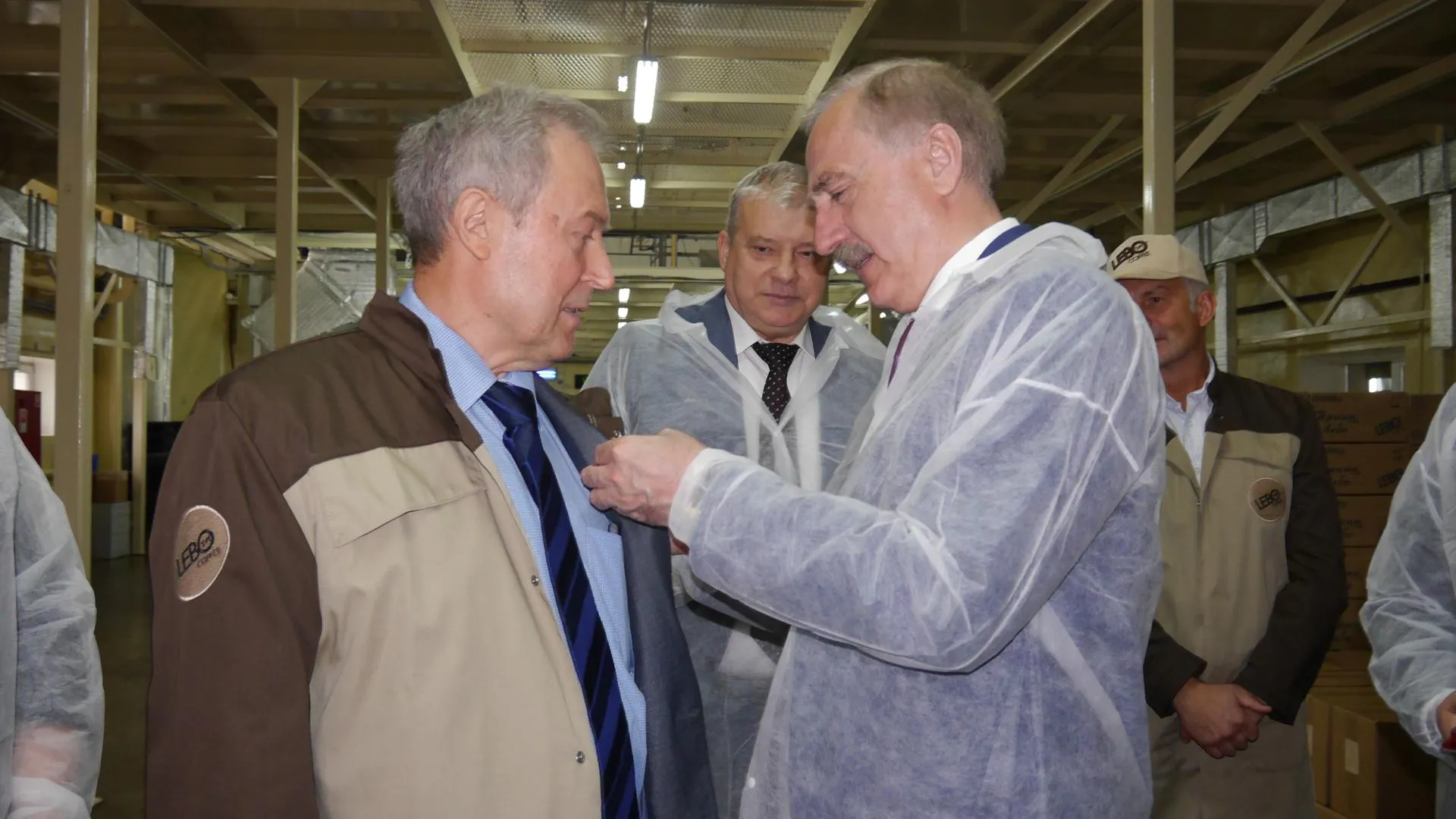 Ружицкий вручил директору фабрики кофе в Люберцах знак отличия за заслуги перед горокругом