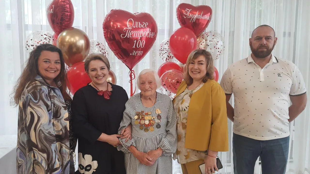 Более 35 тыс жителей Подмосковья старше 80 лет получили на юбилей Жостовские подносы