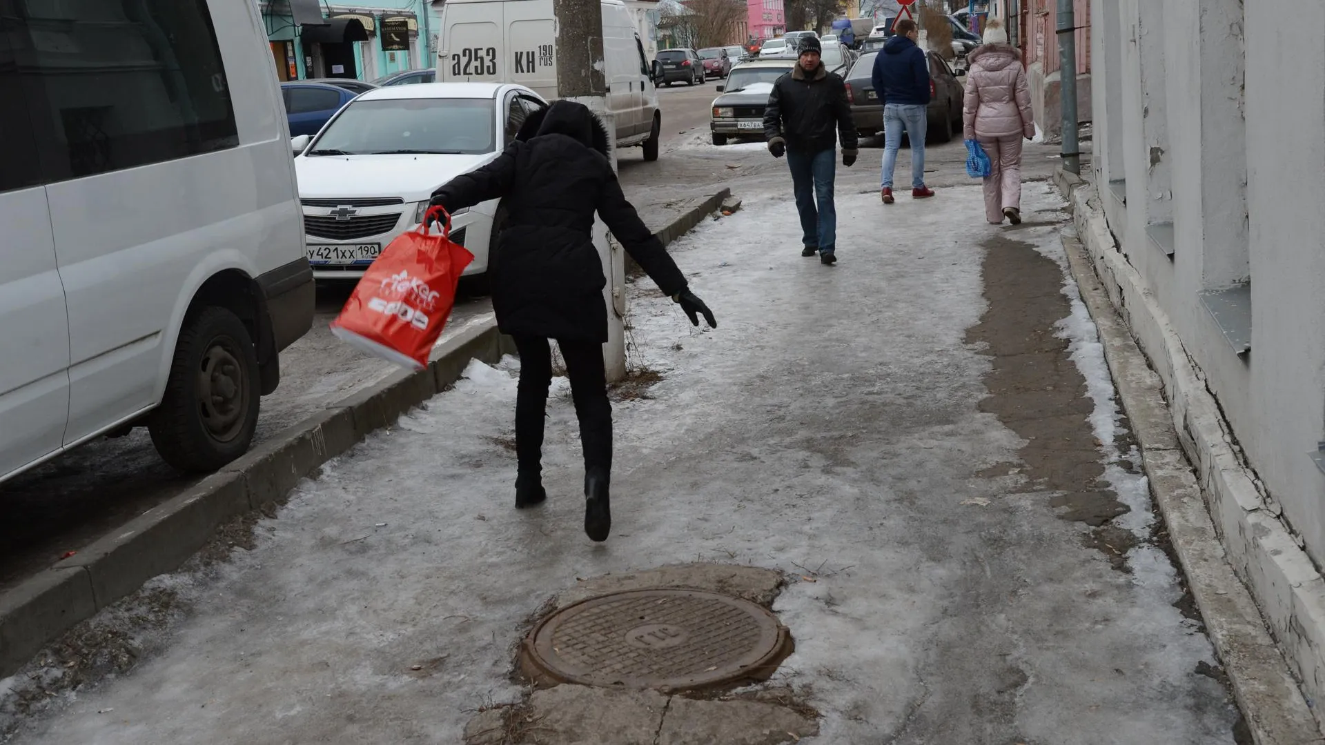 Жителям Подмосковья рассказали, как избежать падения на улице при гололедице