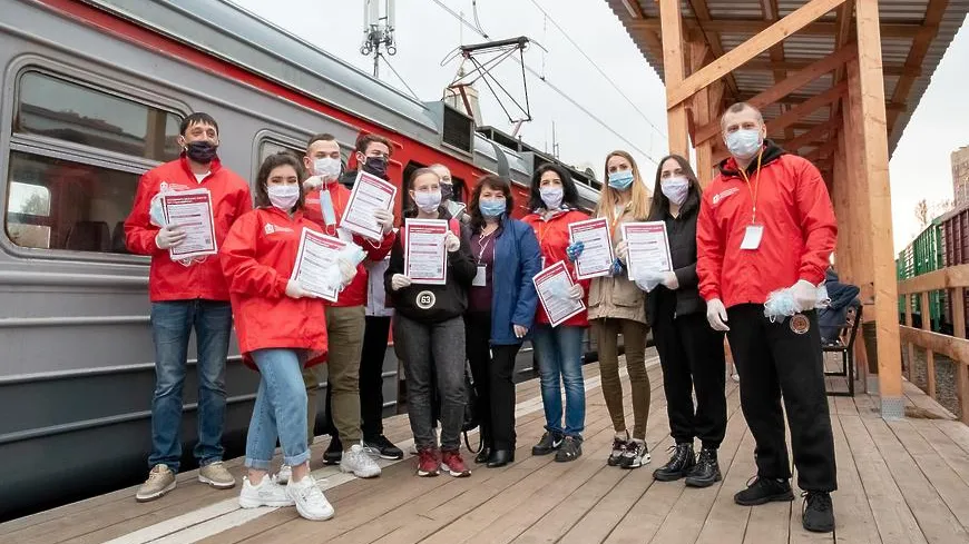 Около 500 масок в день раздают волонтеры на ж/д станциях и в автобусах Балашихи