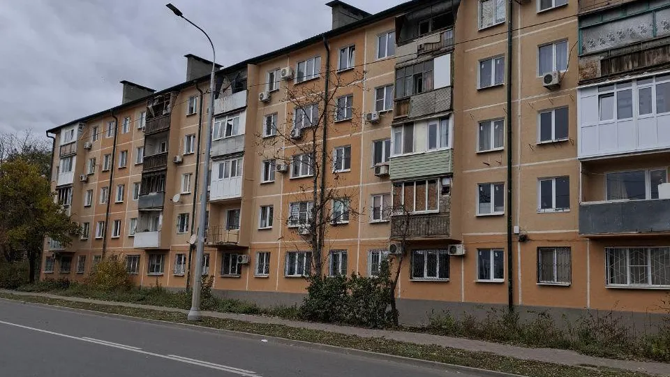 Специалисты Подмосковья завершают капремонт многоквартирного дома в Мариуполе