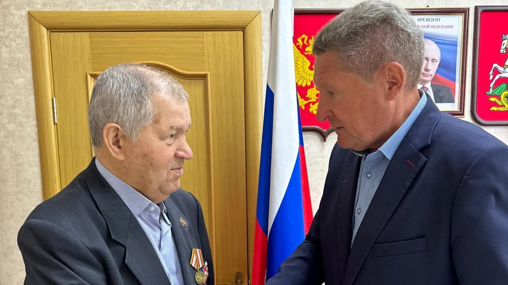 Депутат Мособлдумы Барсуков вручил медаль ЦК КПРФ «Дети войны» ветерану Шмареву
