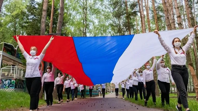 Шествие с российским флагом прошло в домодедовском парке в честь Дня России