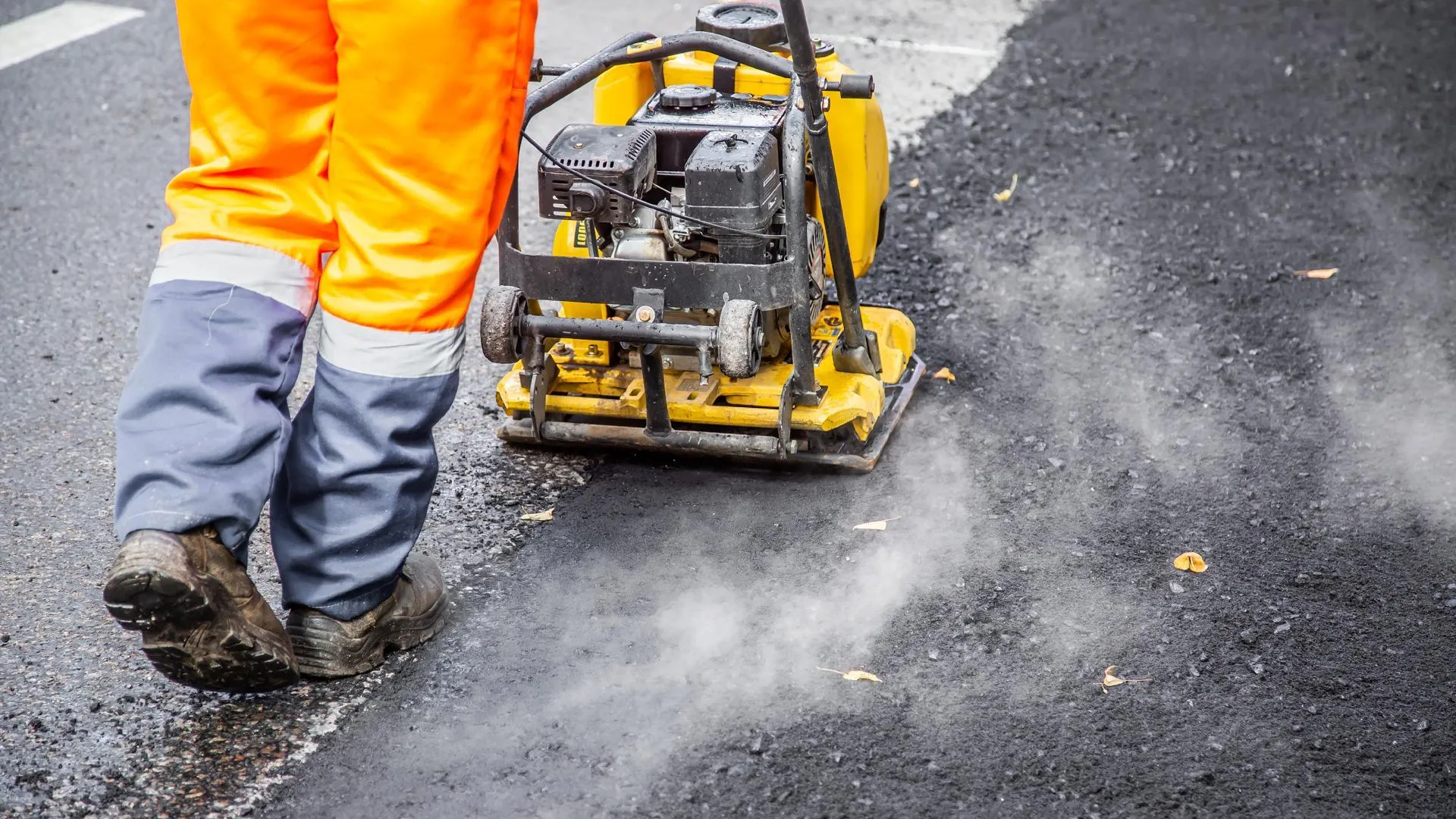 В Чехове устранили дефекты покрытия на дорогах