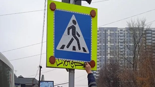 Более 20 остановок и дорожных знаков очистили от граффити в Люберцах