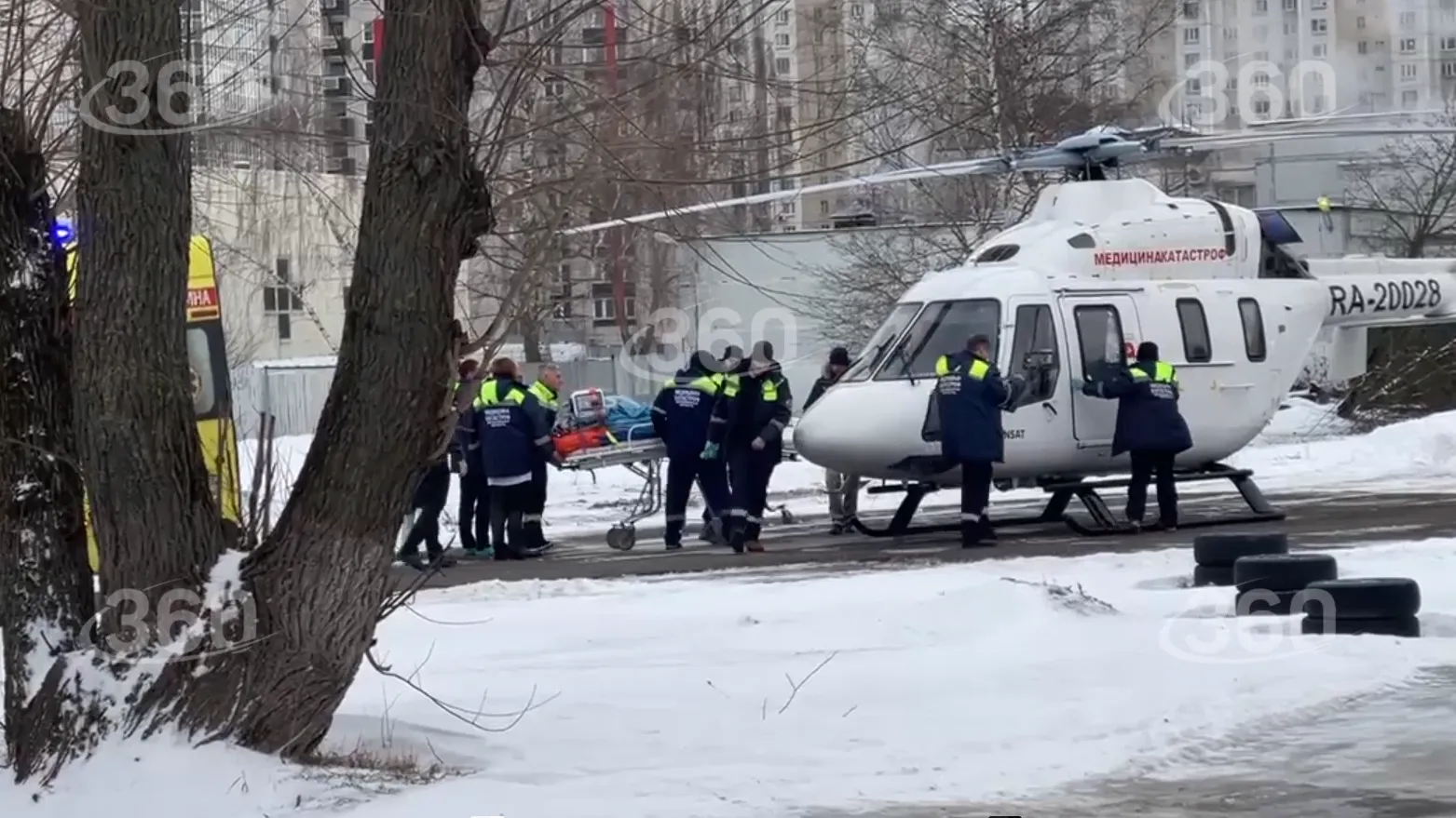 Появилось видео отправки изрезанной школьницы из Химок в больницу на вертолете