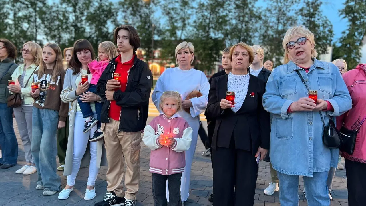 Свечи памяти и картину «Родина-мать зовет!» зажгли в Шатуре