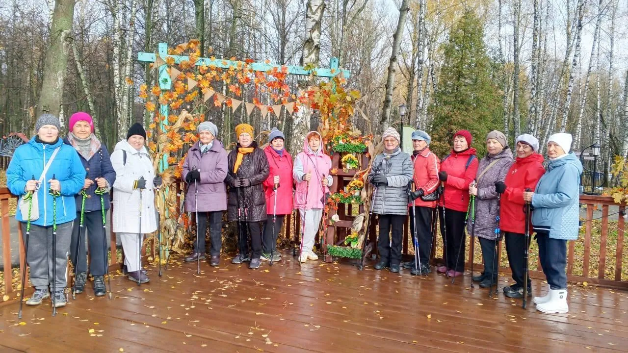Каширские долголеты продолжают занятия скандинавской ходьбой