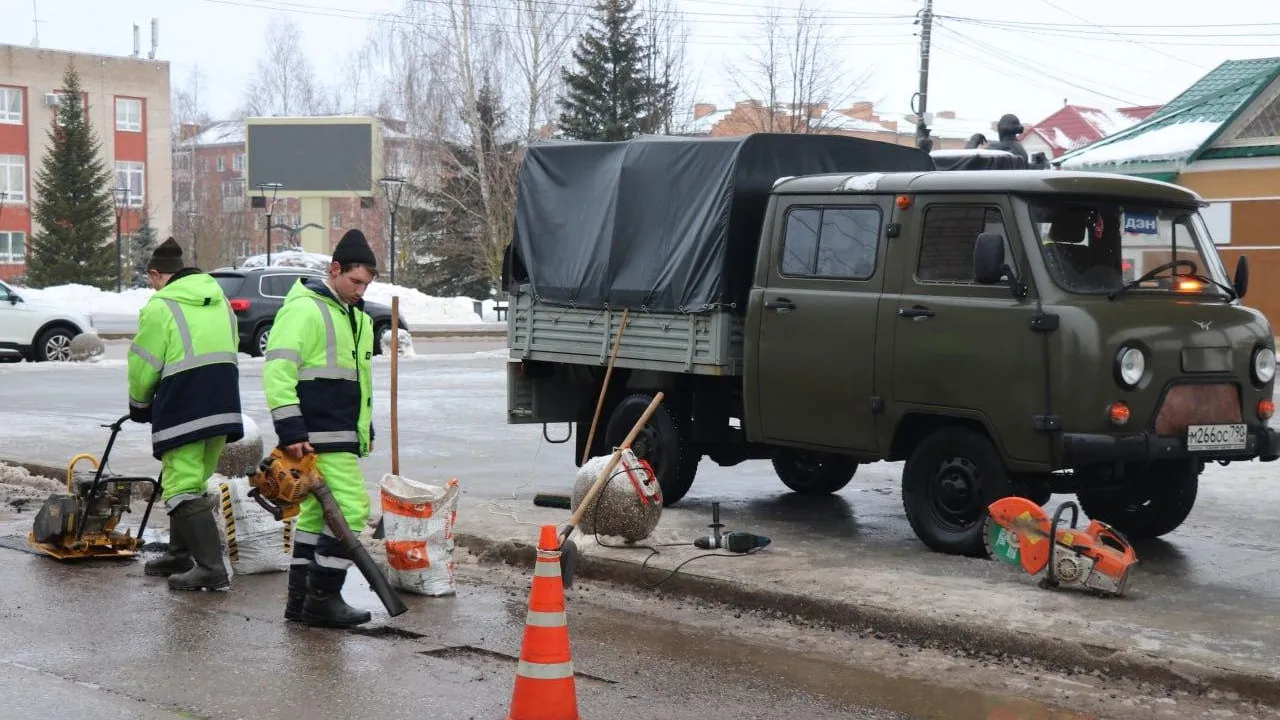 В округе Шаховская провели ямочный ремонт муниципальной дороги