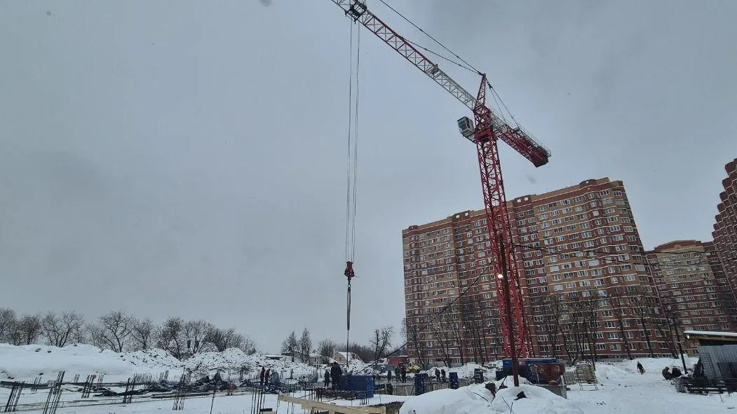 В Подольске установили первый башенный кран на стройке новой школы