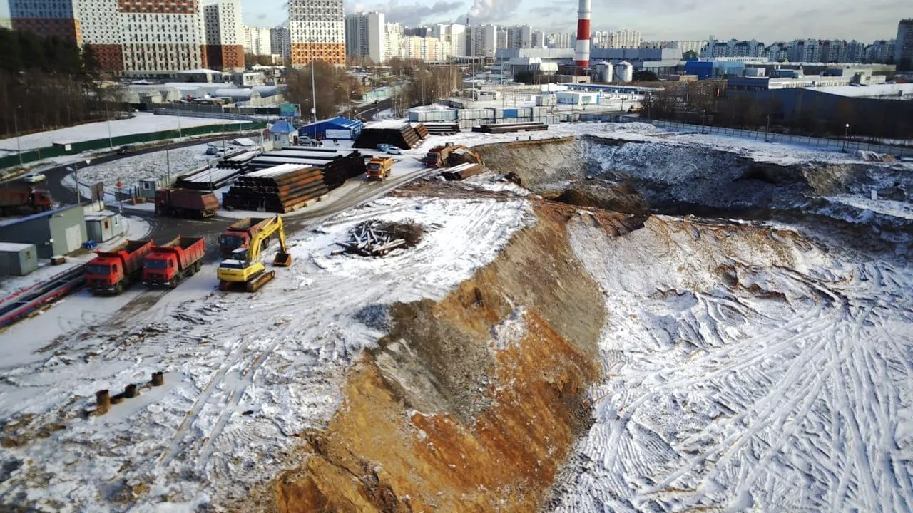 Ограждение котлована начали обустраивать на стройке детской больницы в Красногорске