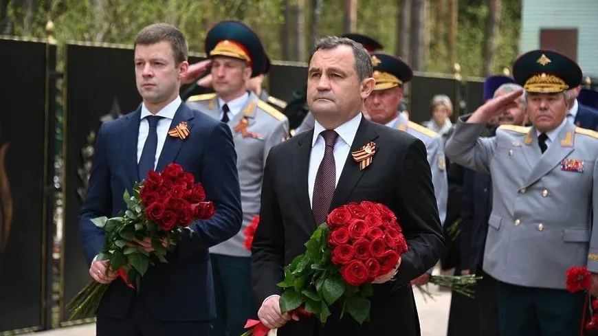 Брынцалов возложил цветы к мемориалу на Братском кладбище в Балашихе