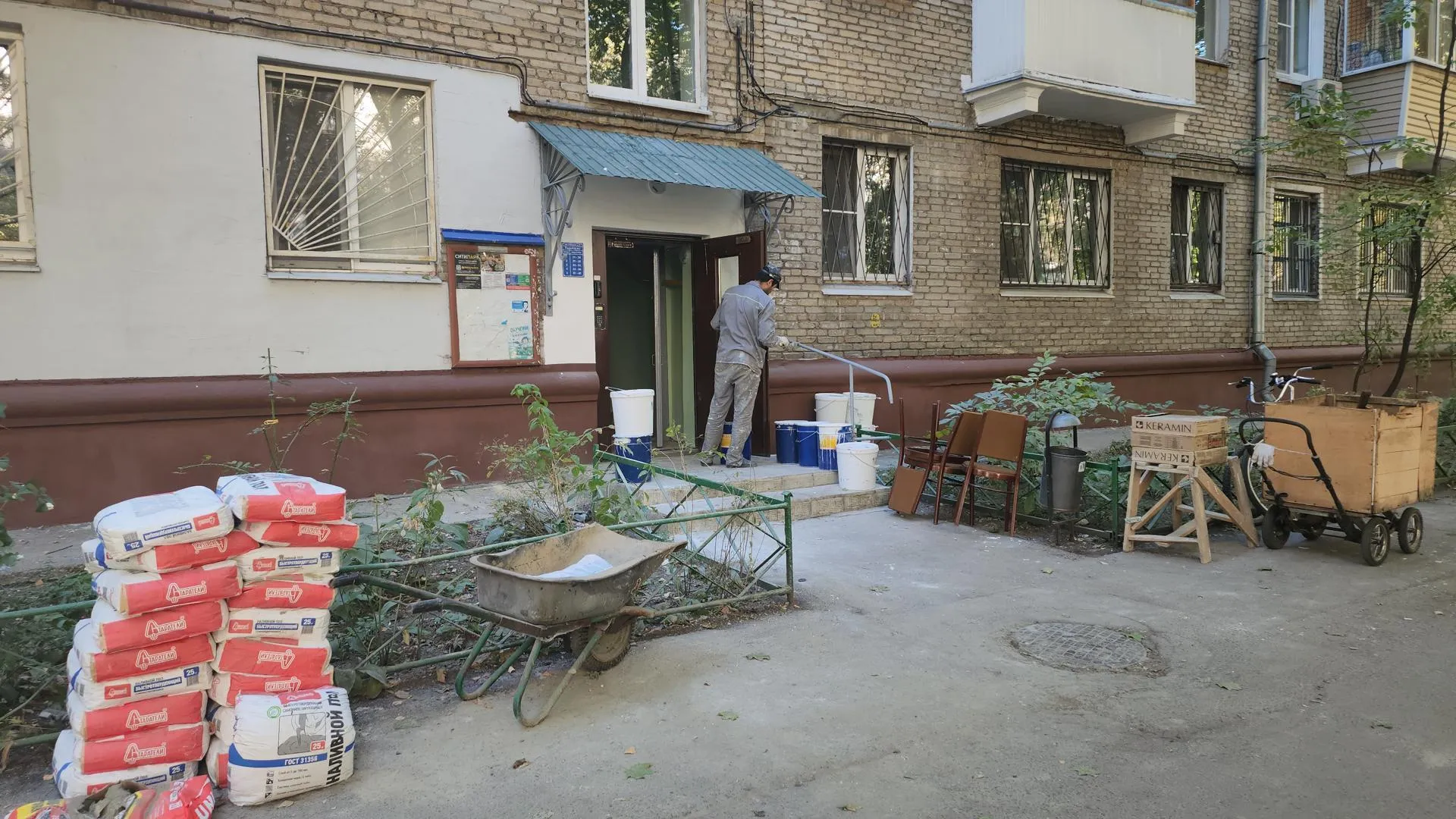 В доме поселка Калинина в Люберцах завершается ремонт подъездов