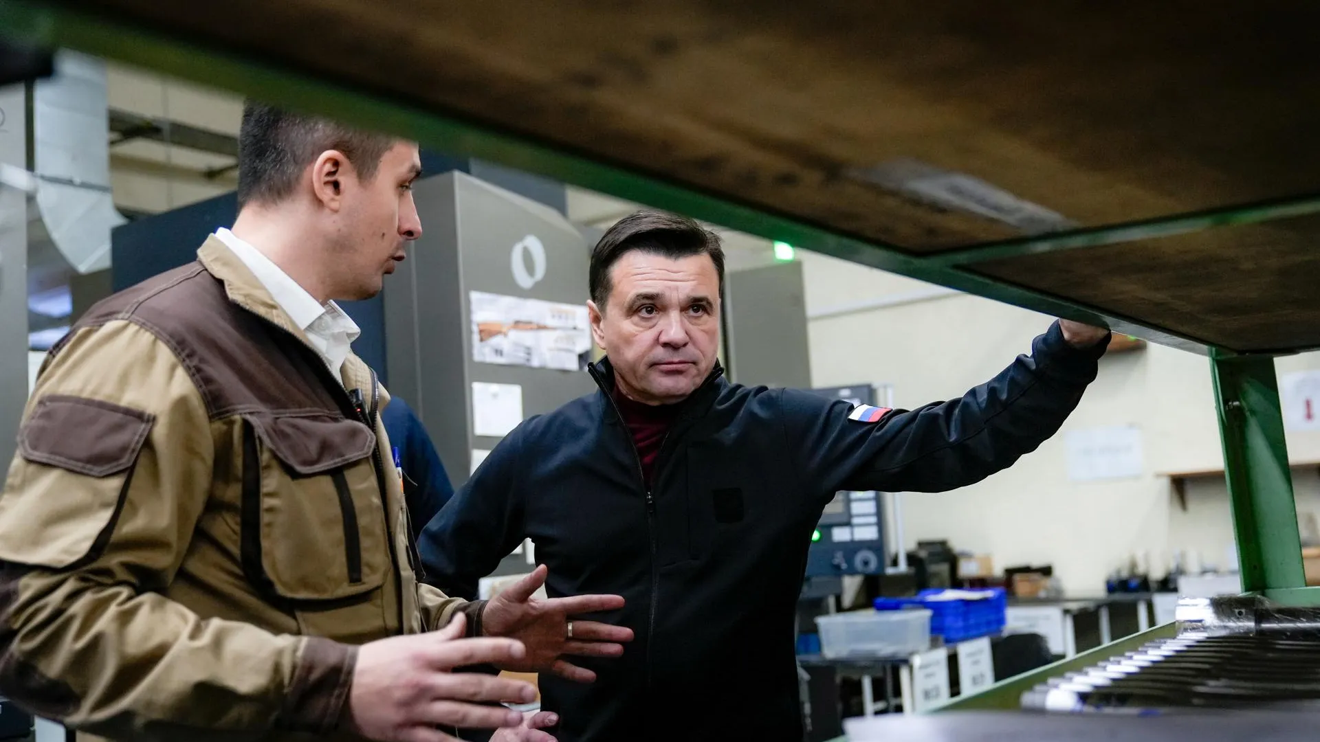 Воробьев ознакомился с продукцией оружейного завода, которую применяют на СВО