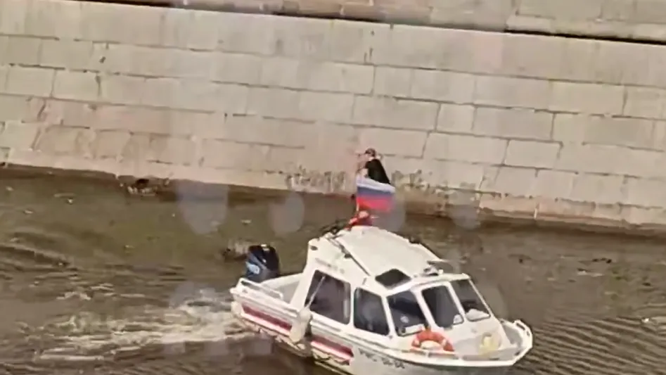 Опубликовано видео спасение певца Юкавского, нырнувшего в Москву-реку