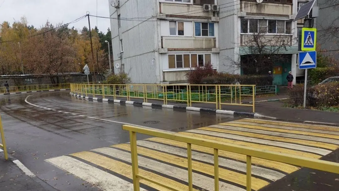Барьерное ограждение установили у дома в микрорайоне Белая Дача Котельников