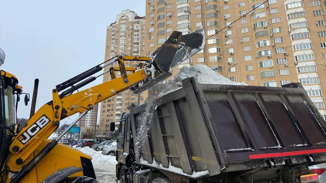 Более 1,2 тыс коммунальщиков устраняют последствия ночного снегопада в Красногорске