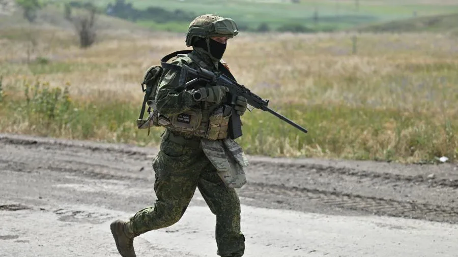 Поймал голыми руками: появилось видео, как российский боец разбил FPV-дрон ВСУ